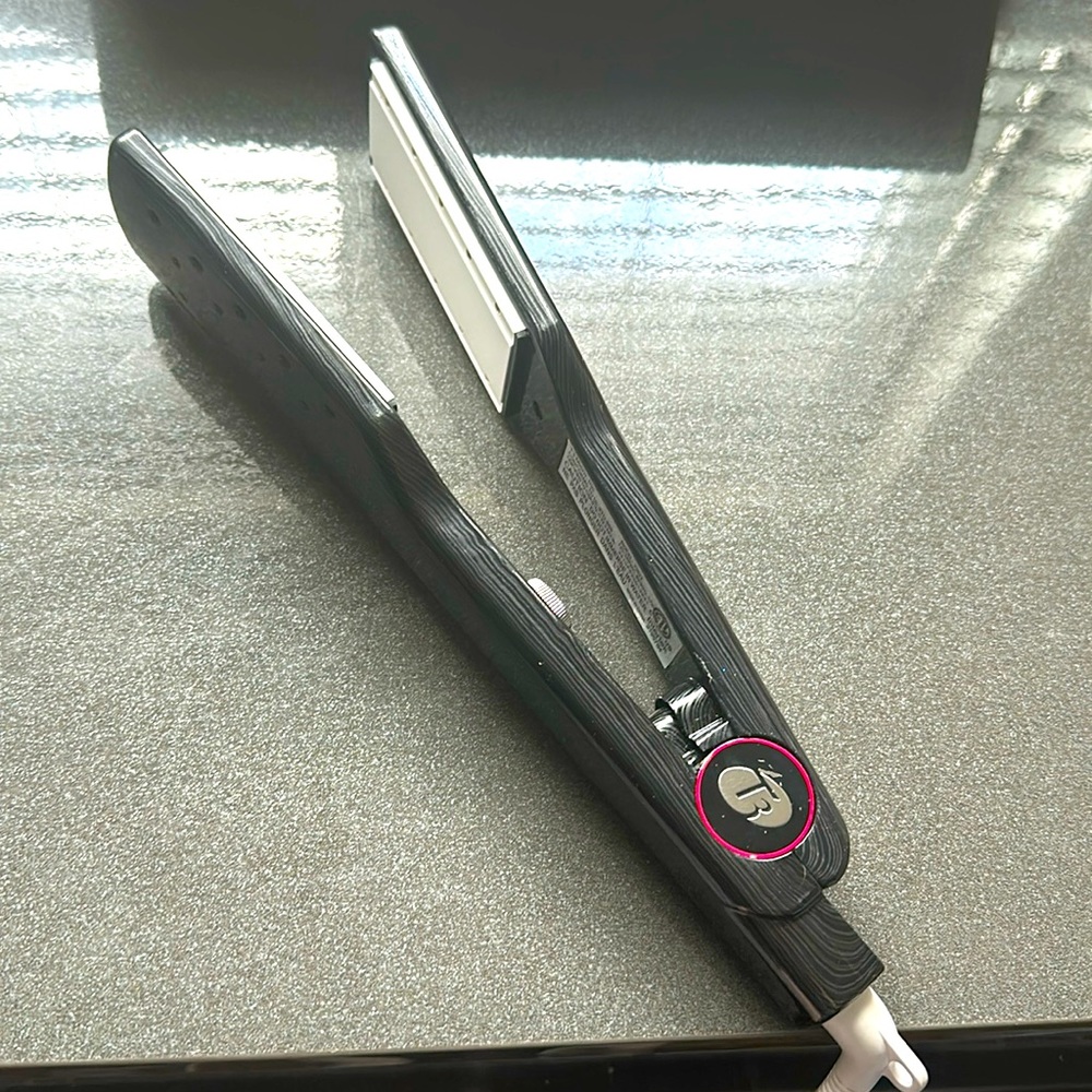 T3 Mane Tamer Unruly Hair Straightening Flat Iron Black - hard to find
